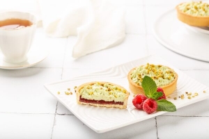 Тарт с фисташкой и  малиной