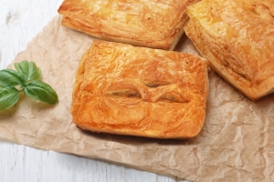 Слойка дрожжевая с  курицей и грибами