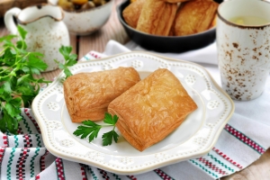 Слойка дрожжевая с  курицей и сыром